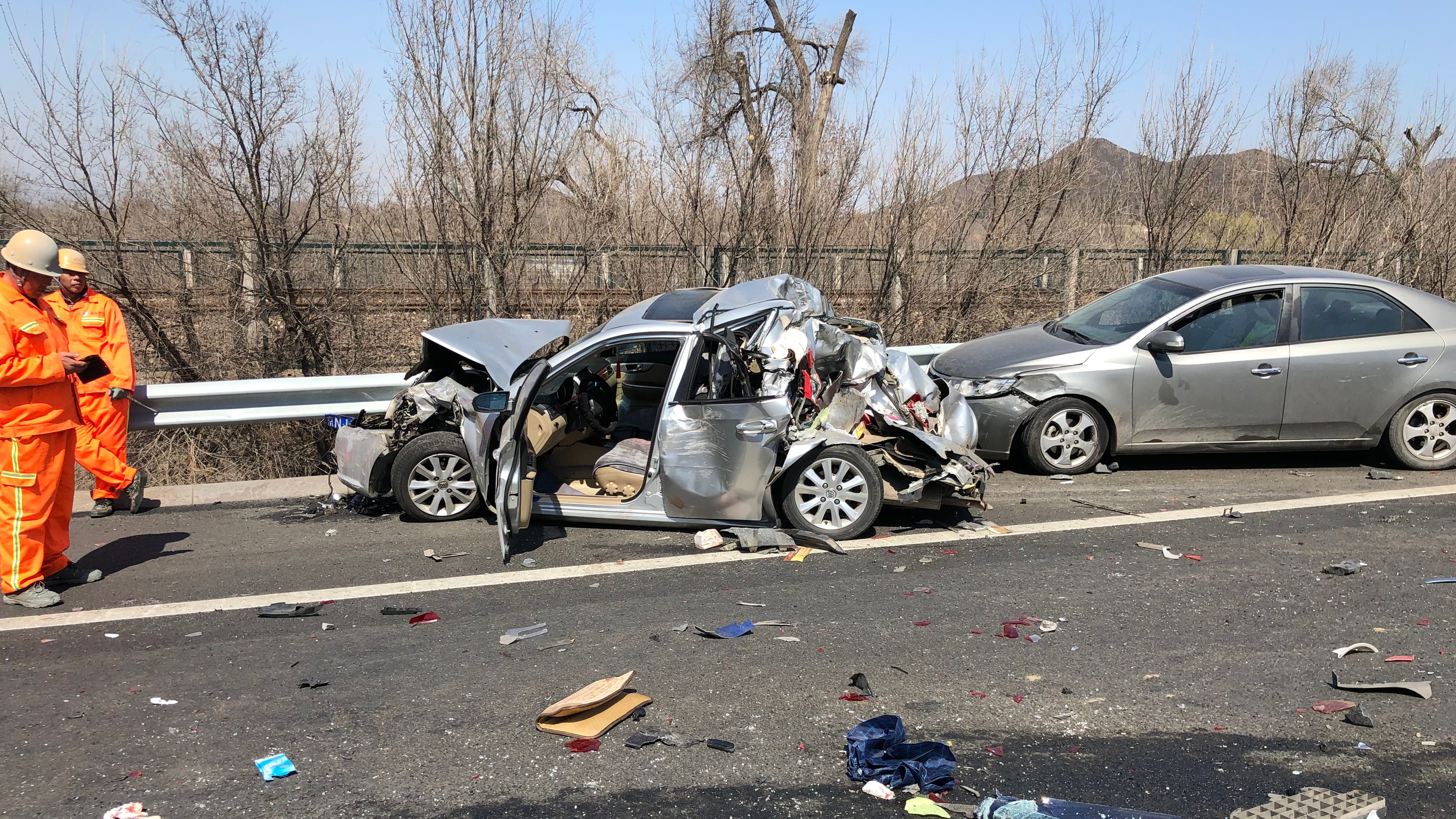 北京延庆区g6京藏高速发生交通事故多车挤压变形