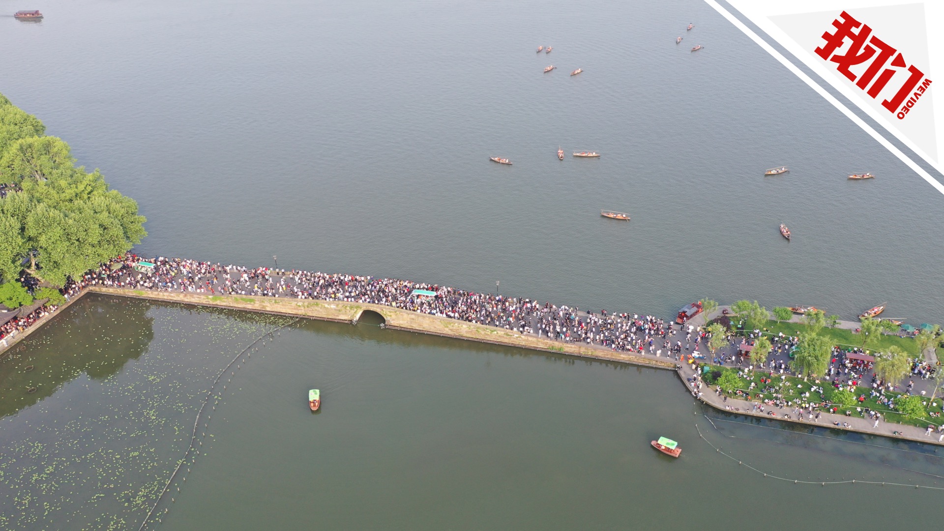 航拍西湖断桥人山人海 五一小长假第一天迎客60万人次