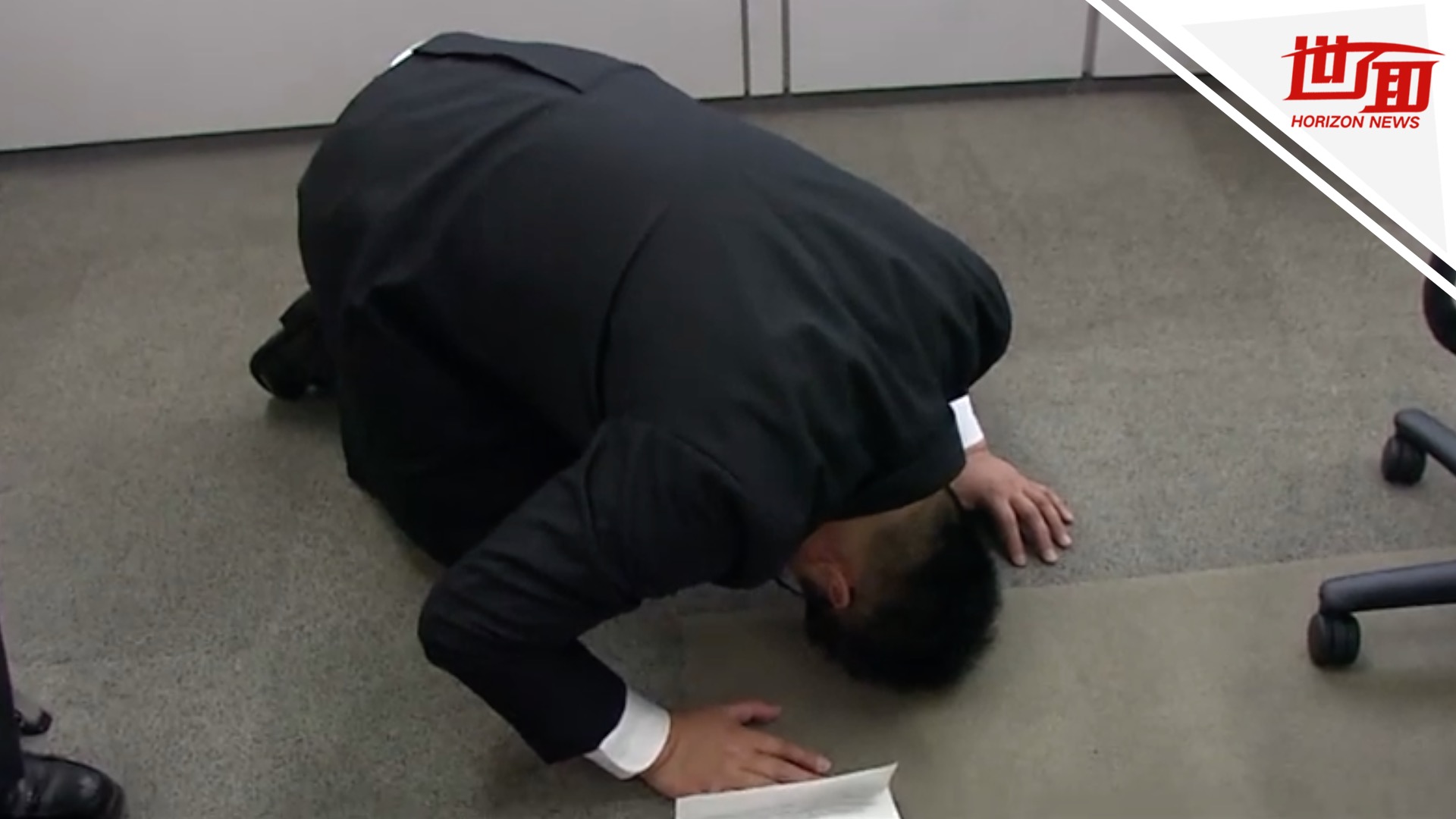 深夜狂摸女职员办公桌 日本议员下跪求原谅