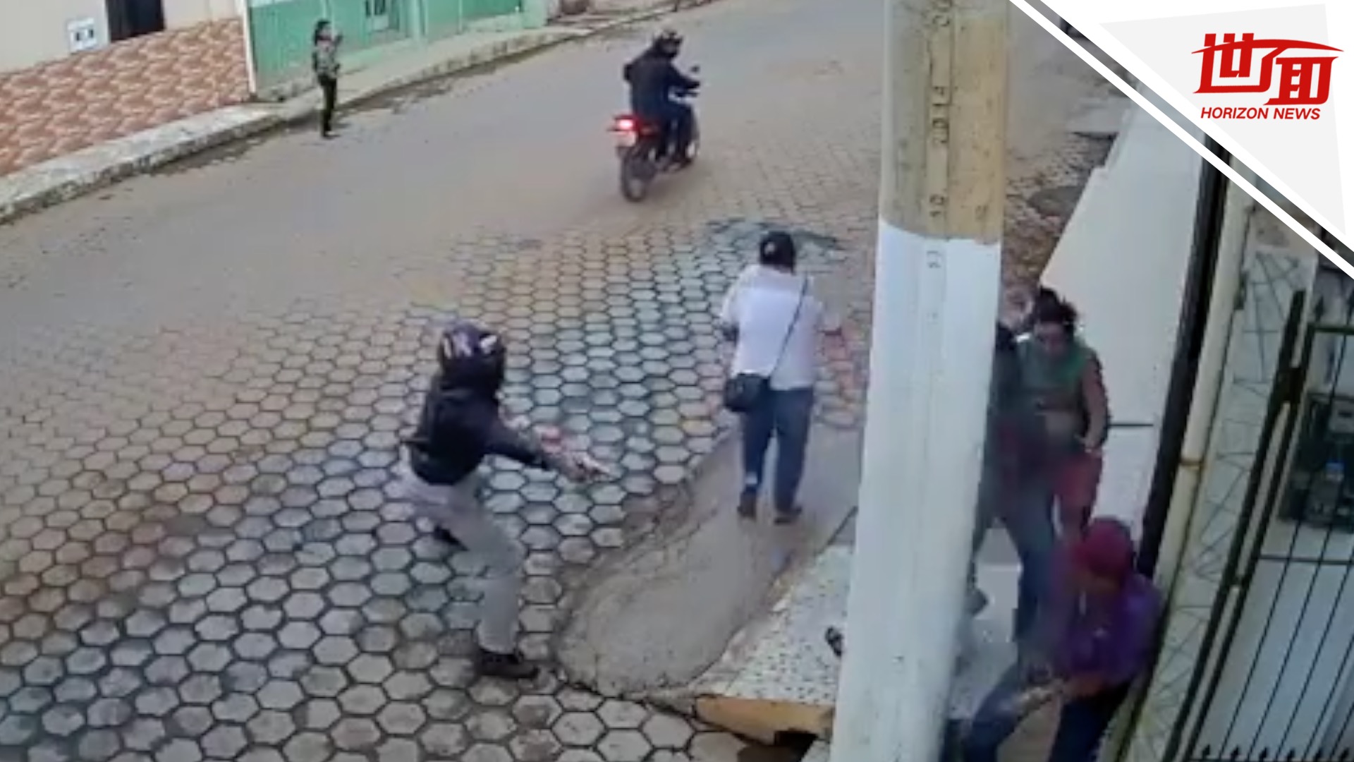 实拍:巴西街头爆发枪战 双方激烈对战无一人受伤