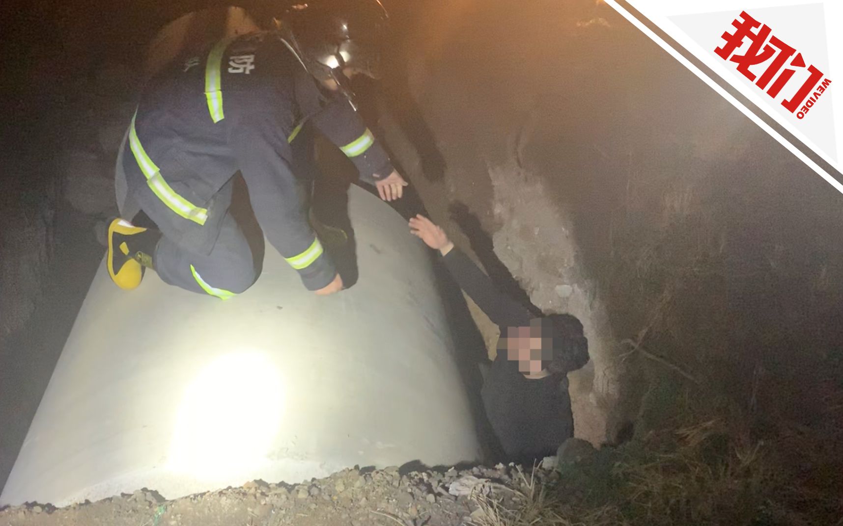 男子坠深沟120路过4次没找到人 消防员拉警笛定方位