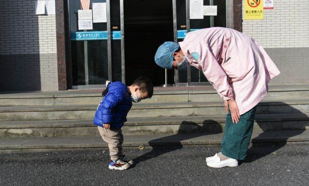 "最萌医患鞠躬照":将抗疫时的"互敬"带到平时