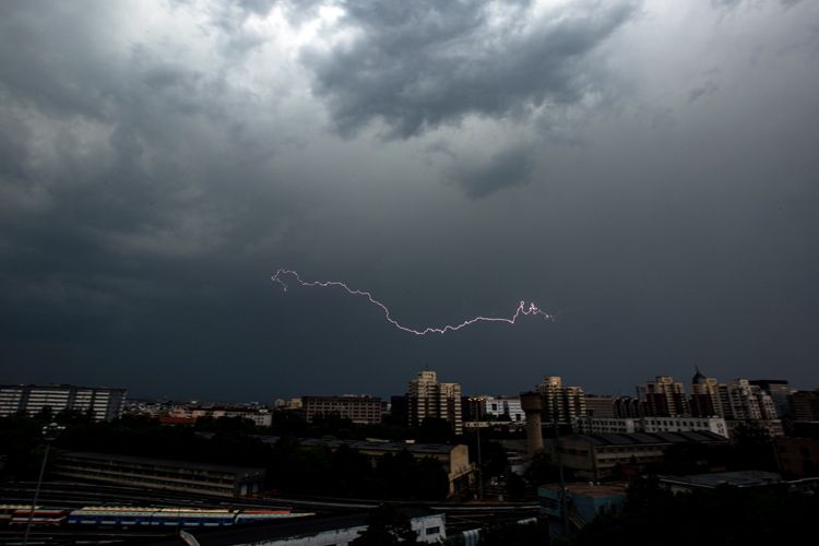 北京上汛第一天 雷阵雨影响前半夜 局地大风冰雹 组图-千龙网·中国