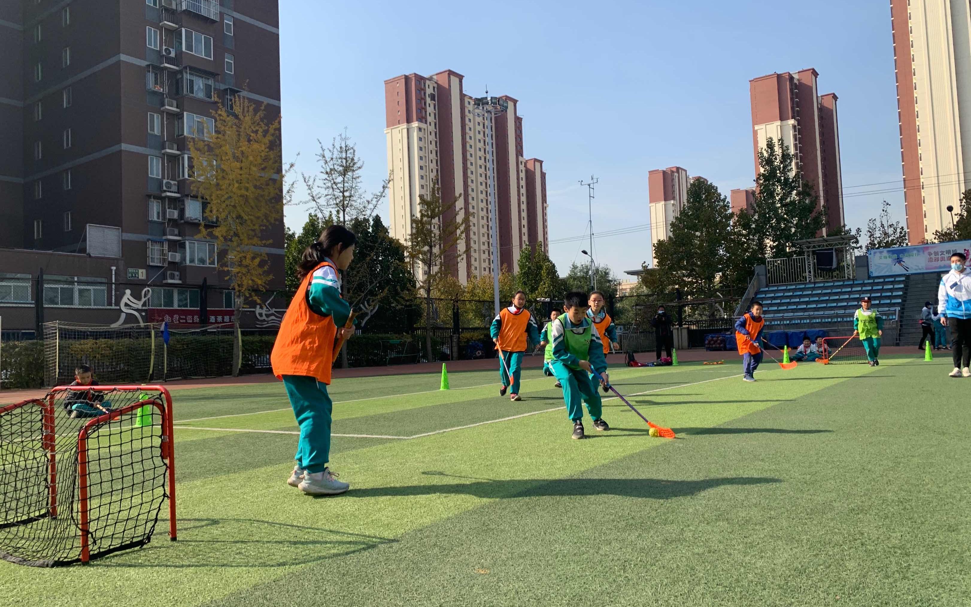 孙海光)百城千校"画冬奥,滑冰雪,话健康"活动今天在北京京源学校小学