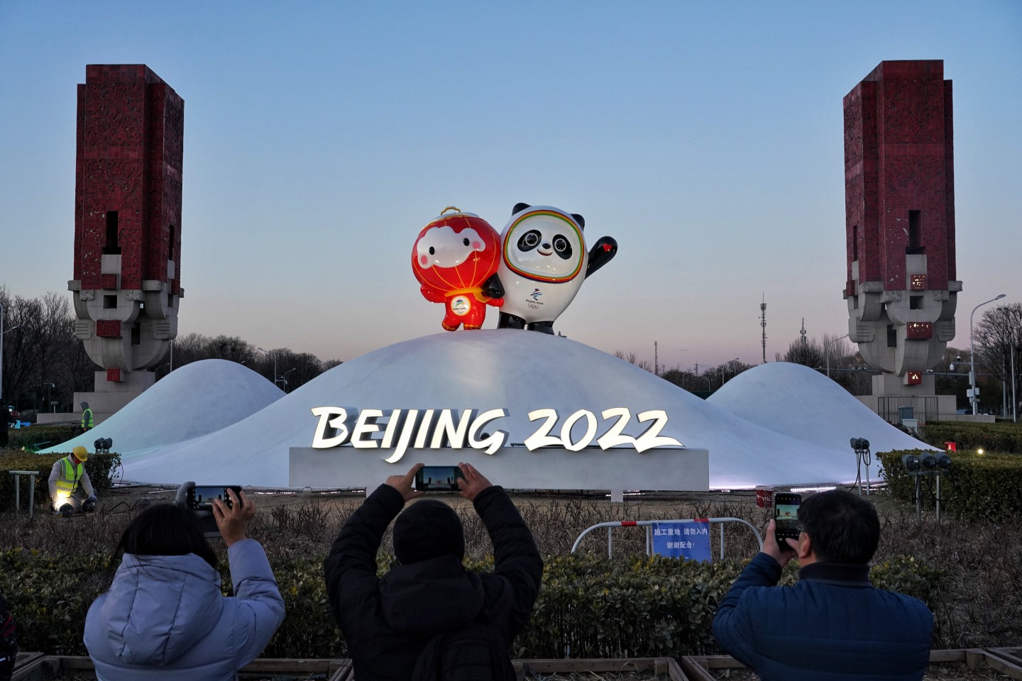 冬奥会城市景观本月20日布置完成全市主要大街悬挂灯笼灯饰