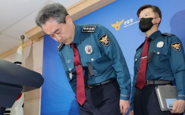 韩国警察厅长向全民鞠躬道歉 承认警方应对踩踏事故不力