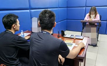 为等同行人上车强行阻挡列车车门关闭，一旅客被深圳铁路警方行拘