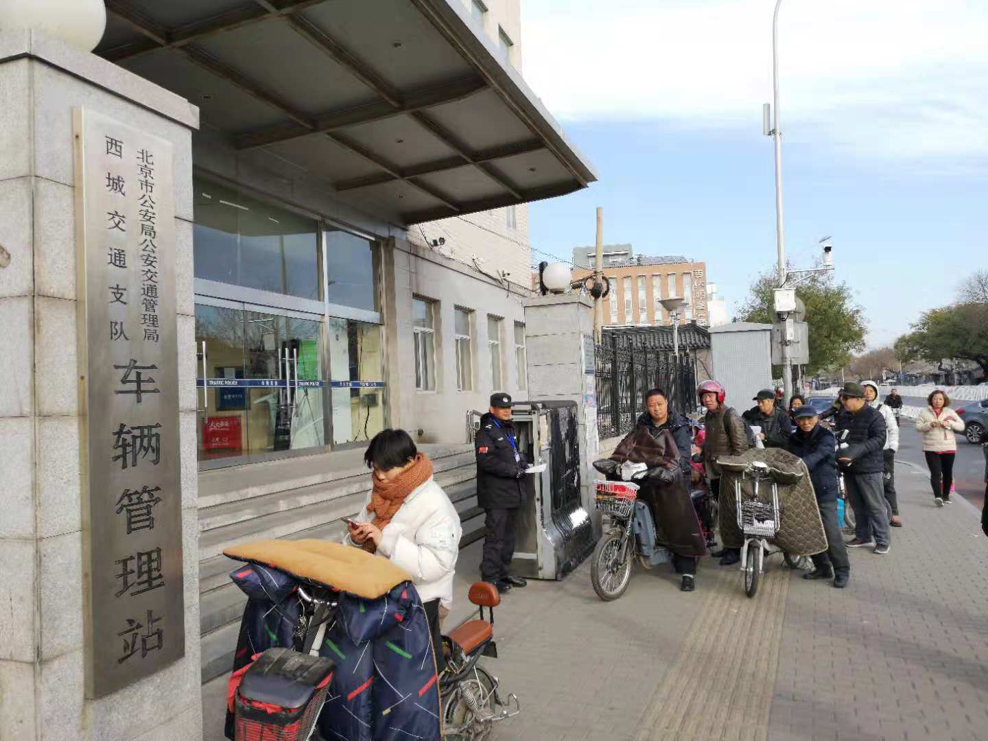 西城交通支队外,未出现市民"扎堆儿"排队给电动车上牌情况.