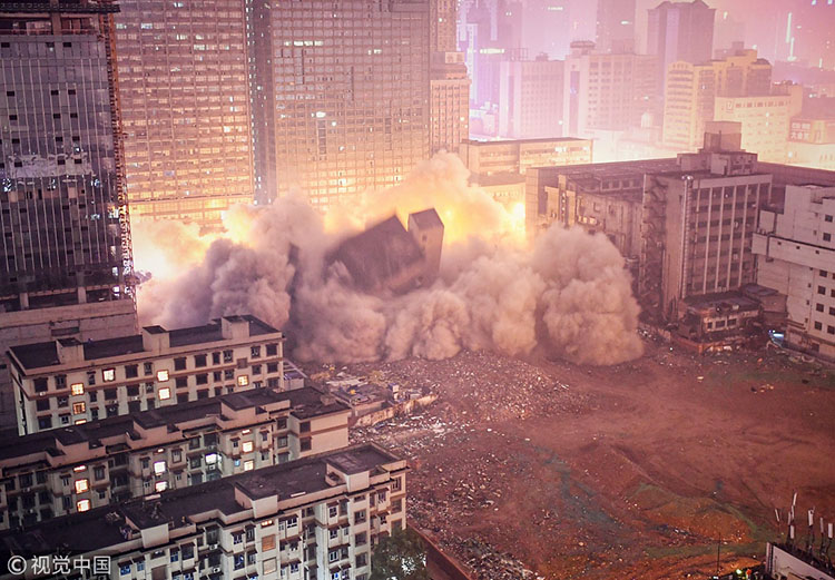 湖南长沙62.3米大厦凌晨爆破拆除