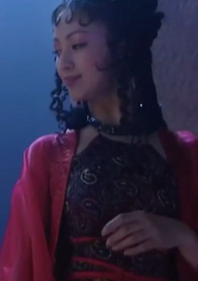 《封神榜》1990年,傅艺伟饰演妲己,这一版的妲己非常妩媚动人,但服装