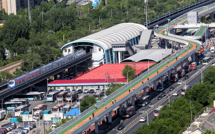 地铁13号线龙泽站旁的自行车专用路.自行车专用路设置了潮汐车道.