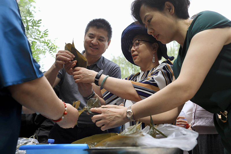 包粽子编彩绳紫竹院街道多彩活动迎端午