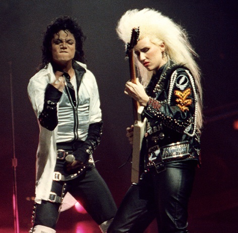 1987年bad tour 巡演中珍妮弗·巴顿与迈克尔·杰克逊同台.