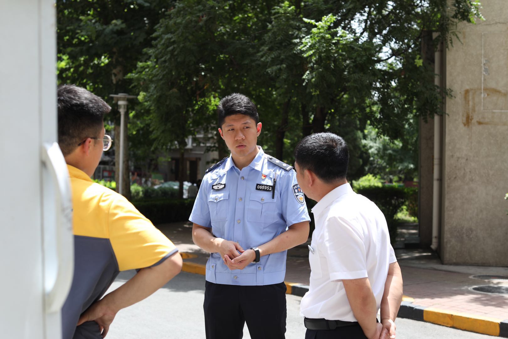 社区民警闫昕卓学各国语言,化解邻里矛盾