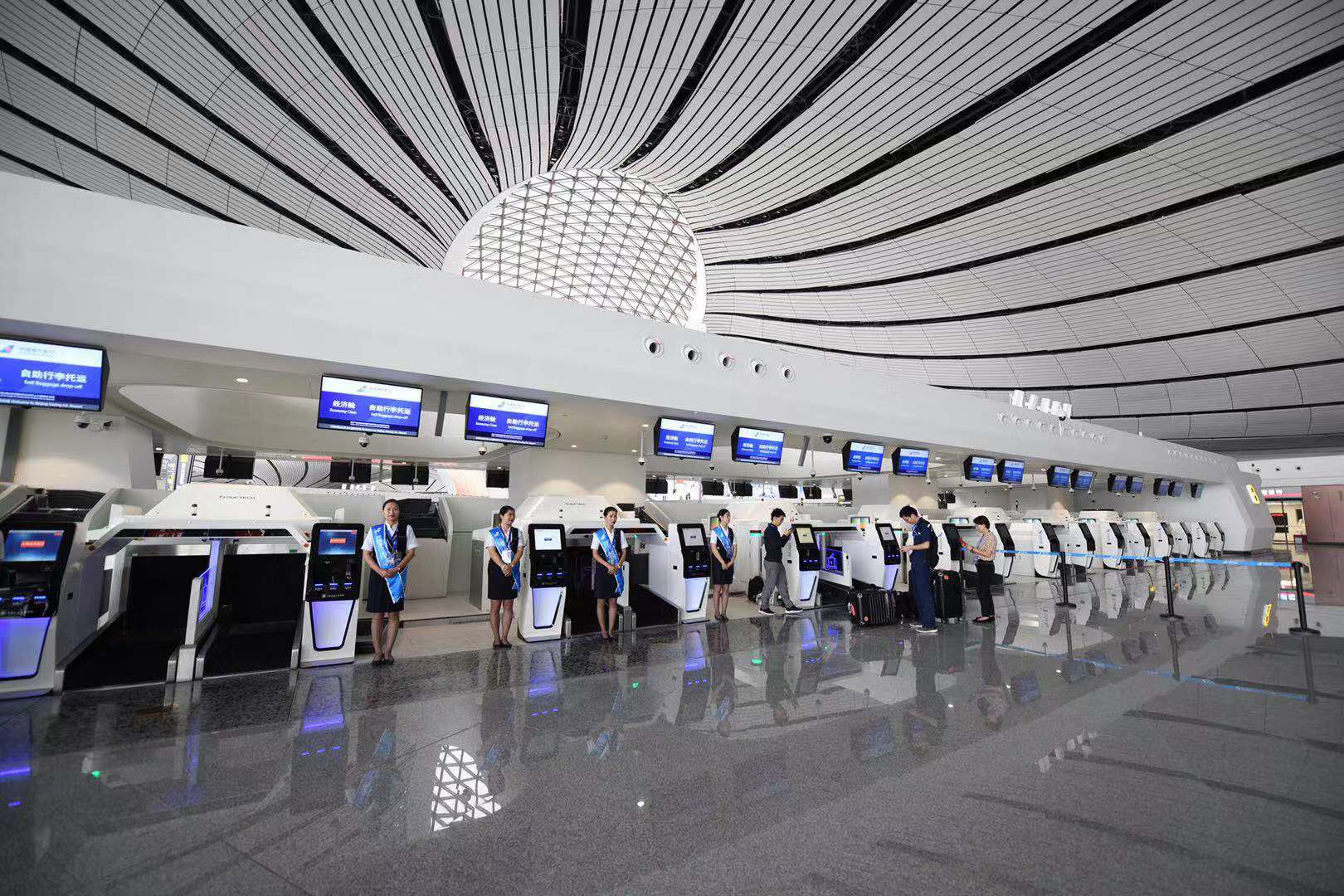 登机口,35个值机柜台,16个行李转盘,8条安检通道,模拟旅客通过机场