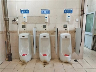 探访北京两家三甲医院:厕所现烟头 清洁巡查疑作假
