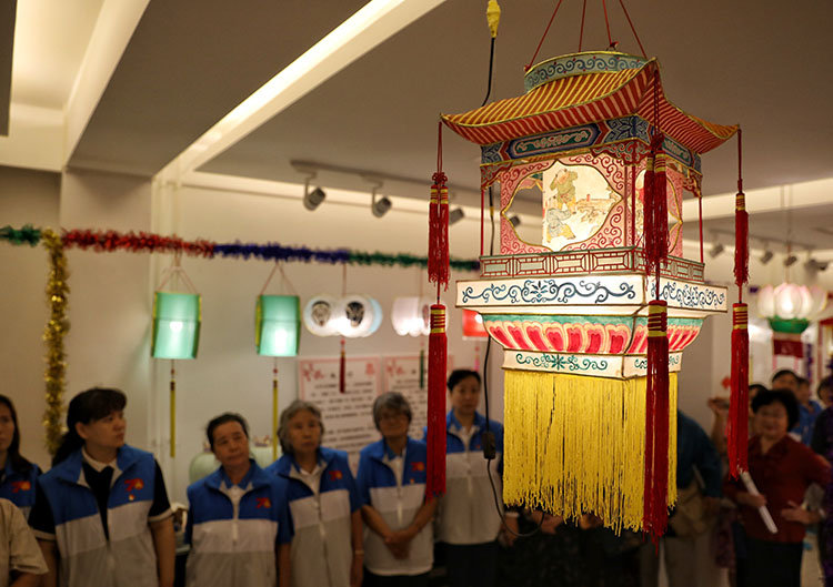 体现民俗风情的传统走马灯作品.