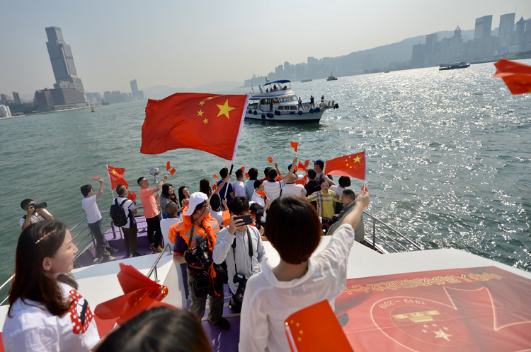 香港市民游船庆祝国庆 五星红旗在维多利亚港飘扬