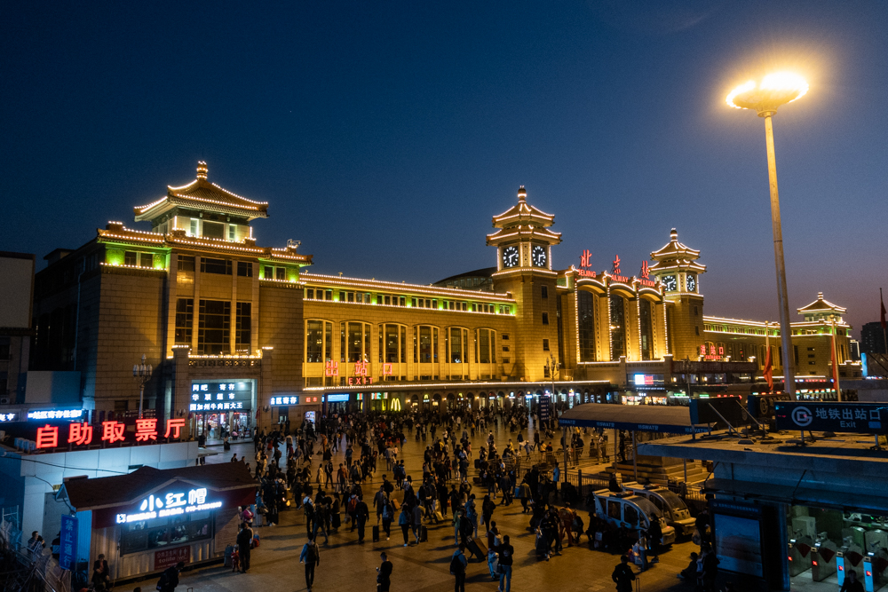 地铁二号线北京站站外,刚下火车的旅客排队等待进站乘坐地铁.