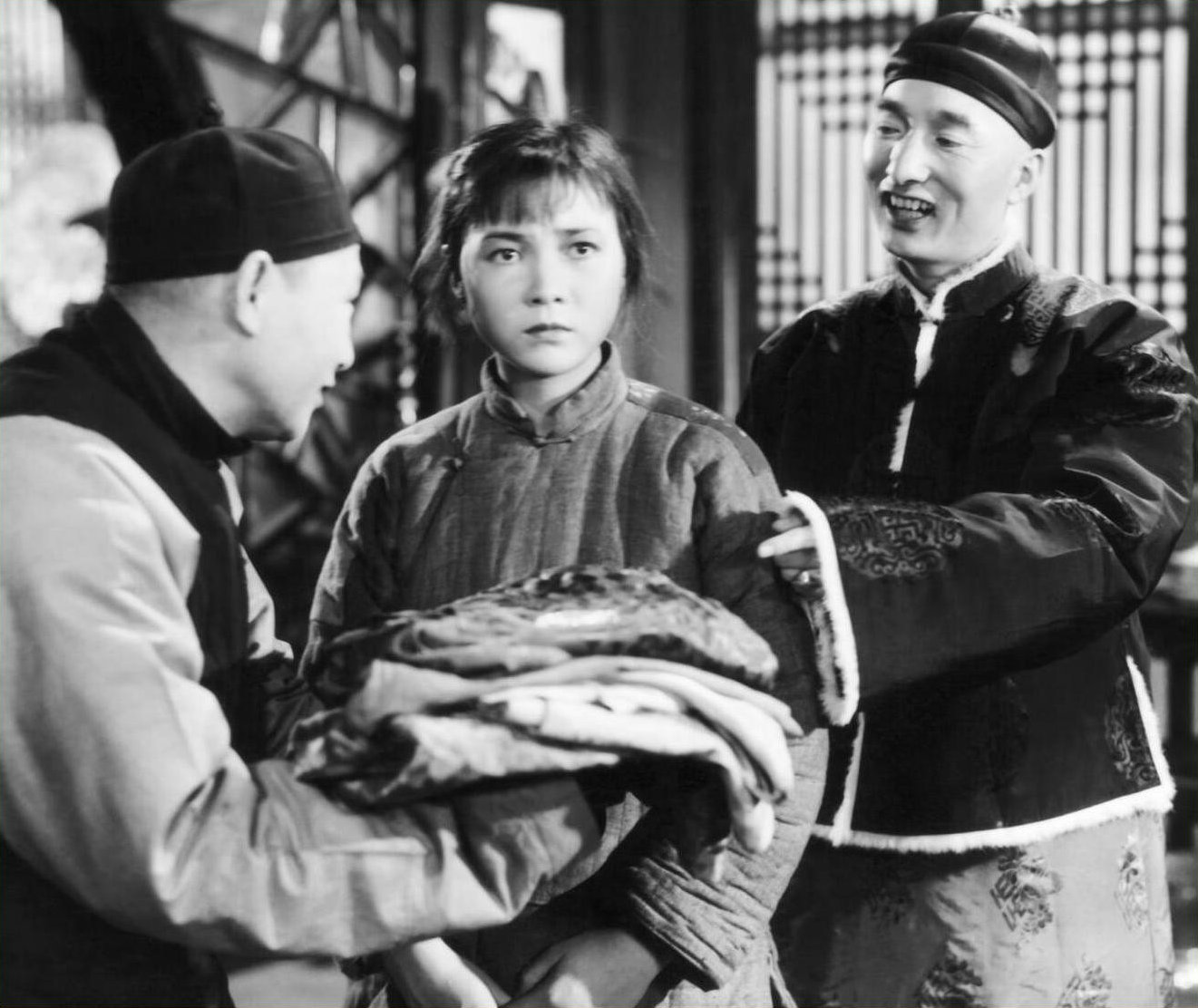 1950年,歌剧《白毛女》被改编成电影,陈强继续饰演黄世仁.