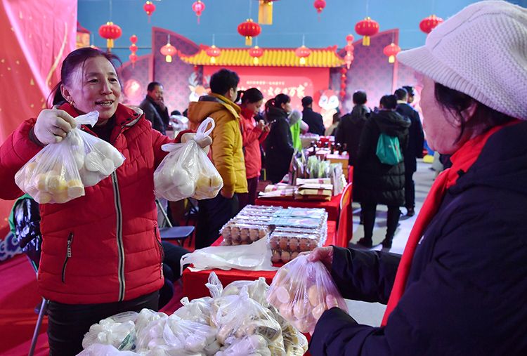 萌鼠小年逛大集居民家门口置办年货