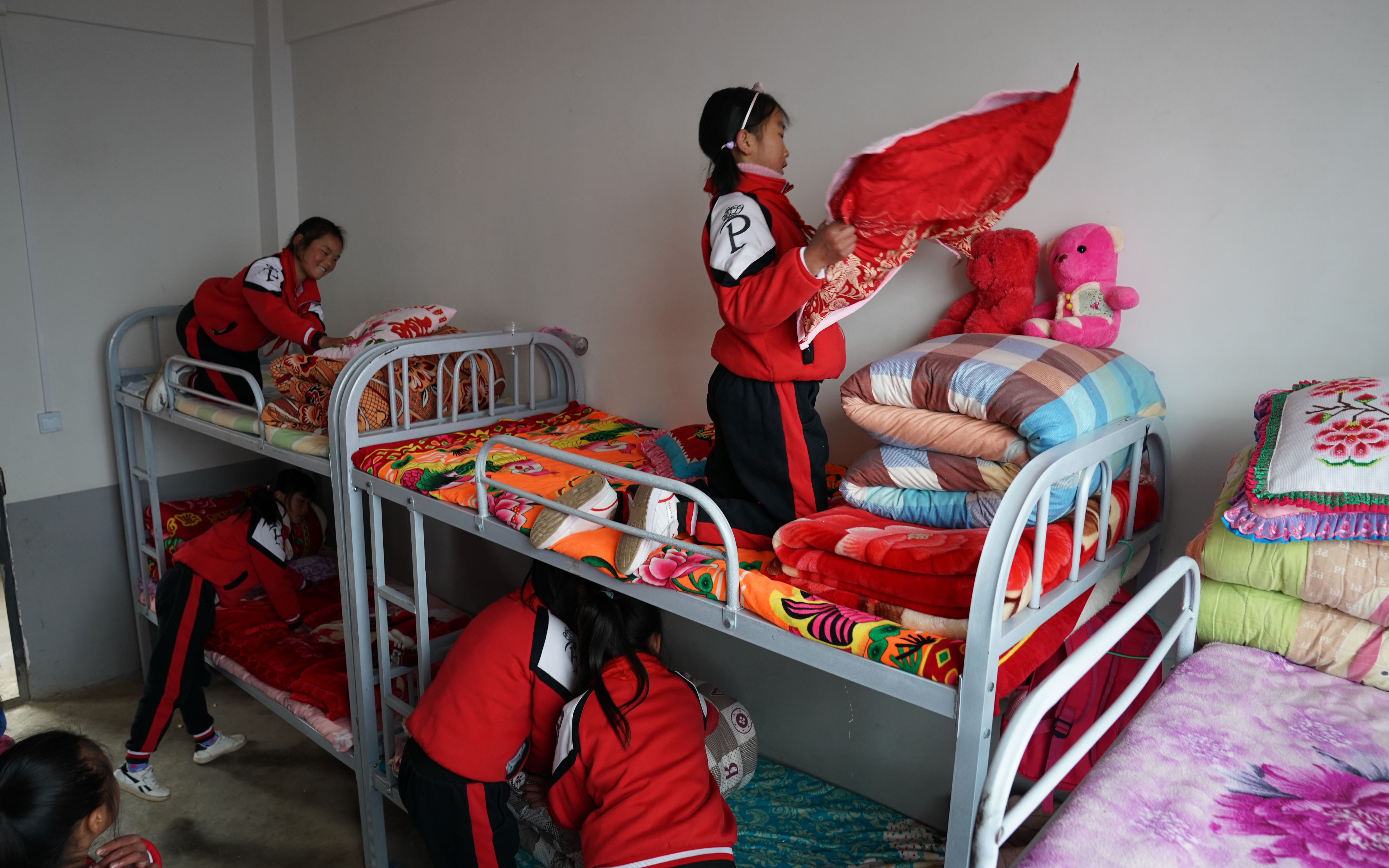贵州溜索村小学生搬进新宿舍上课不再瞌睡成绩提高