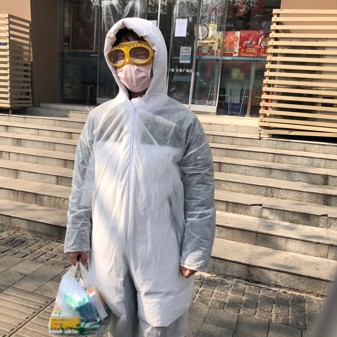 全副武装"的黄新元买药途中.