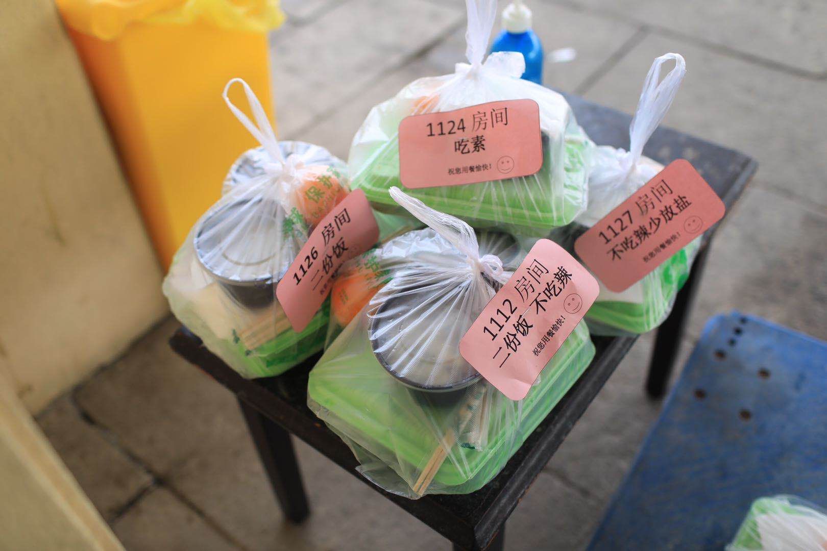 探访海淀区集中隔离点提供心理疏导个性化备餐