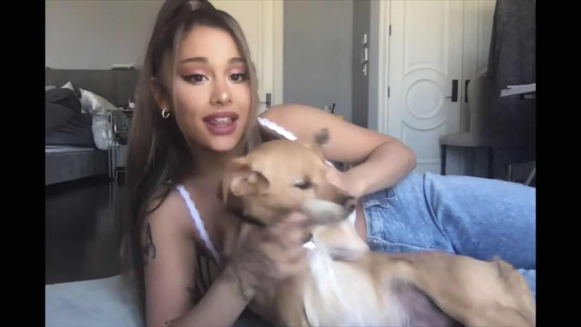 a妹在mv结尾疑似公布了恋情,在mv中与此前就传过绯闻的dalton gomez