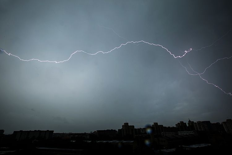 晨现"云隙光"!雨过风来 北京发布大风蓝色预警|组图