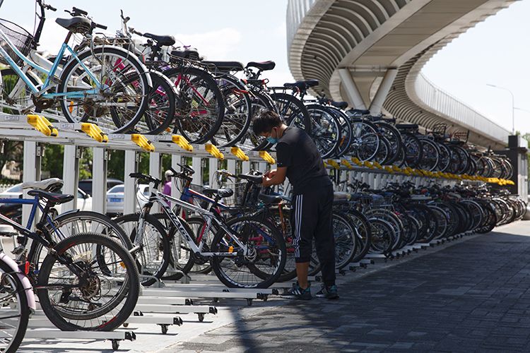 地铁龙泽站的立体停车位,市民可以存取自行车.