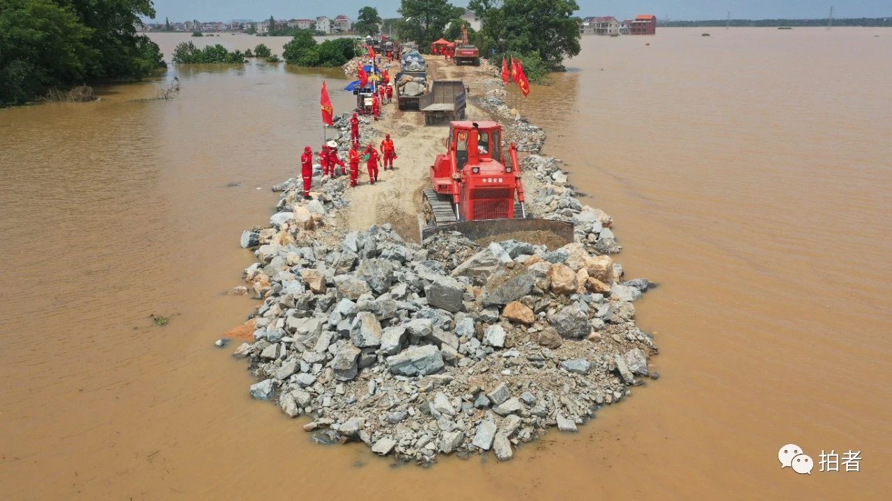 全线告急多图直击鄱阳湖东西两岸决口抢险