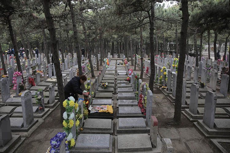 清明祭扫首个高峰日八宝山人民公墓增设现场预约