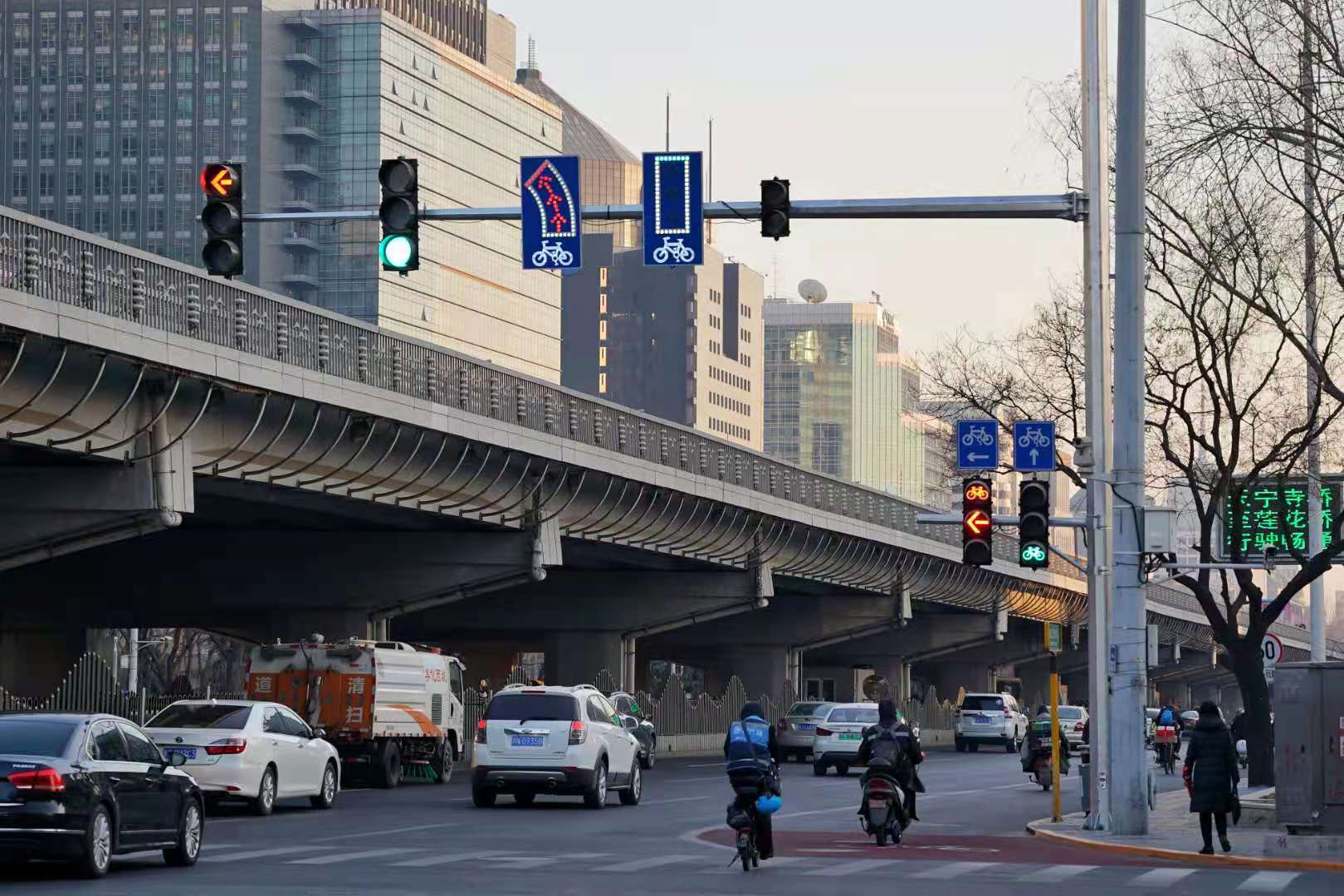 北京二环路上的自行车道悄悄变宽了