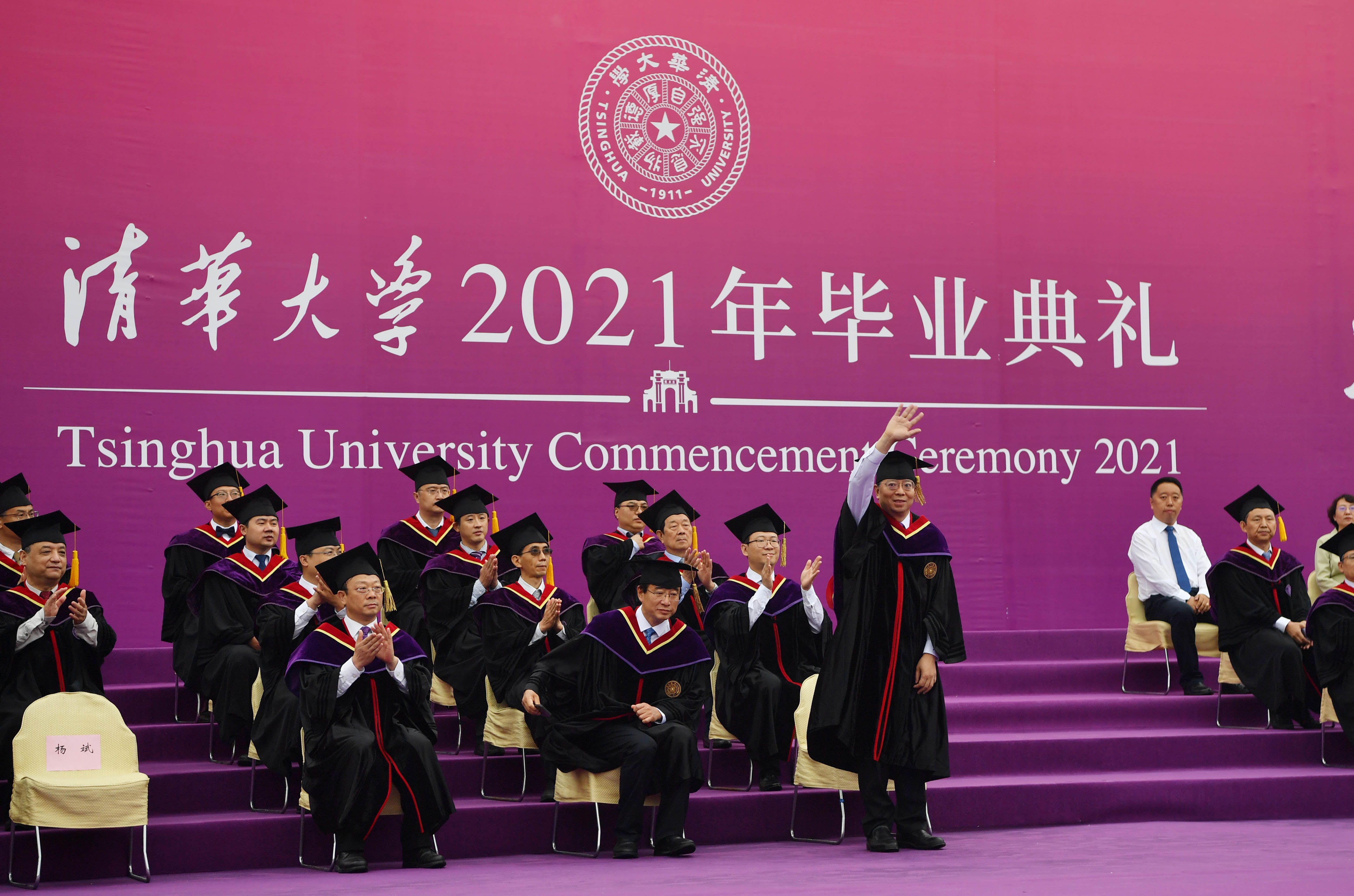 清华大学研究生毕业典礼举行,8000余名博士,硕士研究生从清华大学毕业