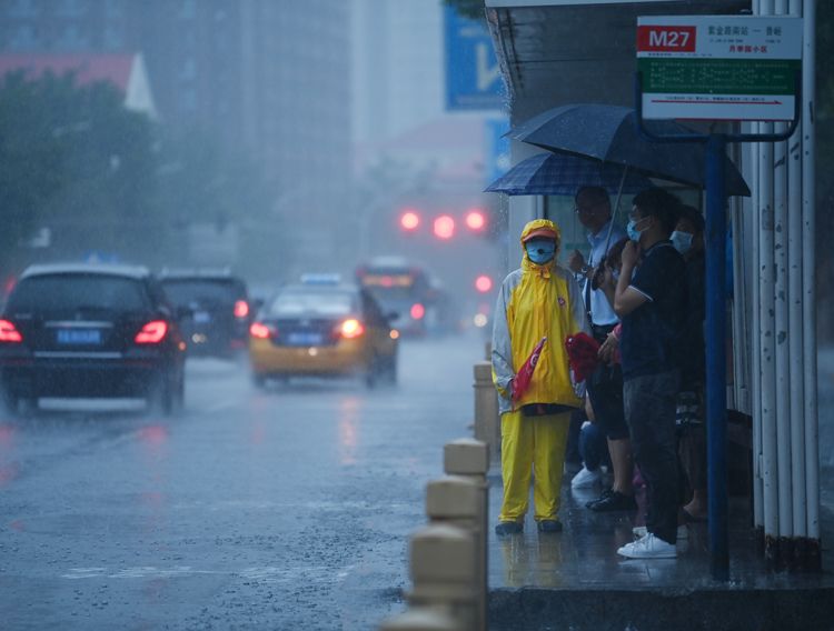 多图直击入汛最强降雨北京白天仍有大到暴雨