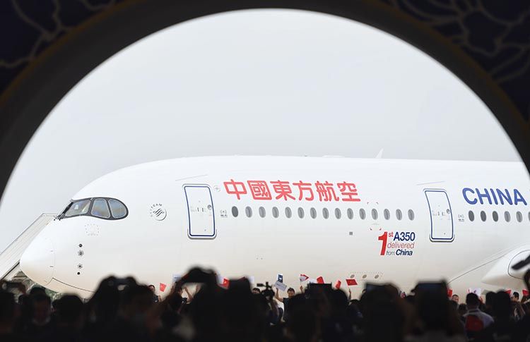 首架由中国交付的空客a350在天津上新