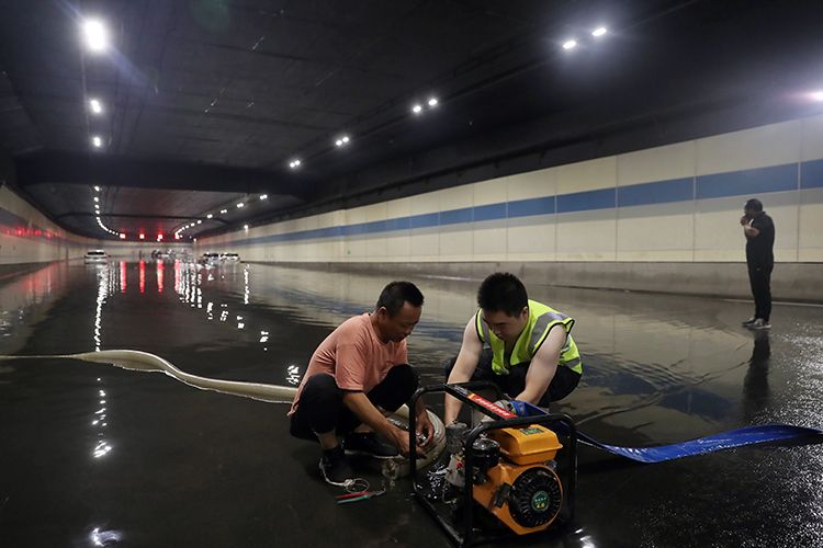 直击郑州东三环隧道积水封路排水作业进行中