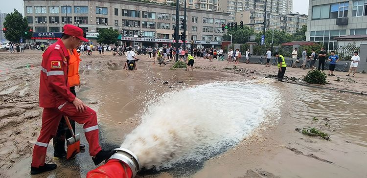 中国安能携龙吸水驰援郑州4小时抽排水位下降1米