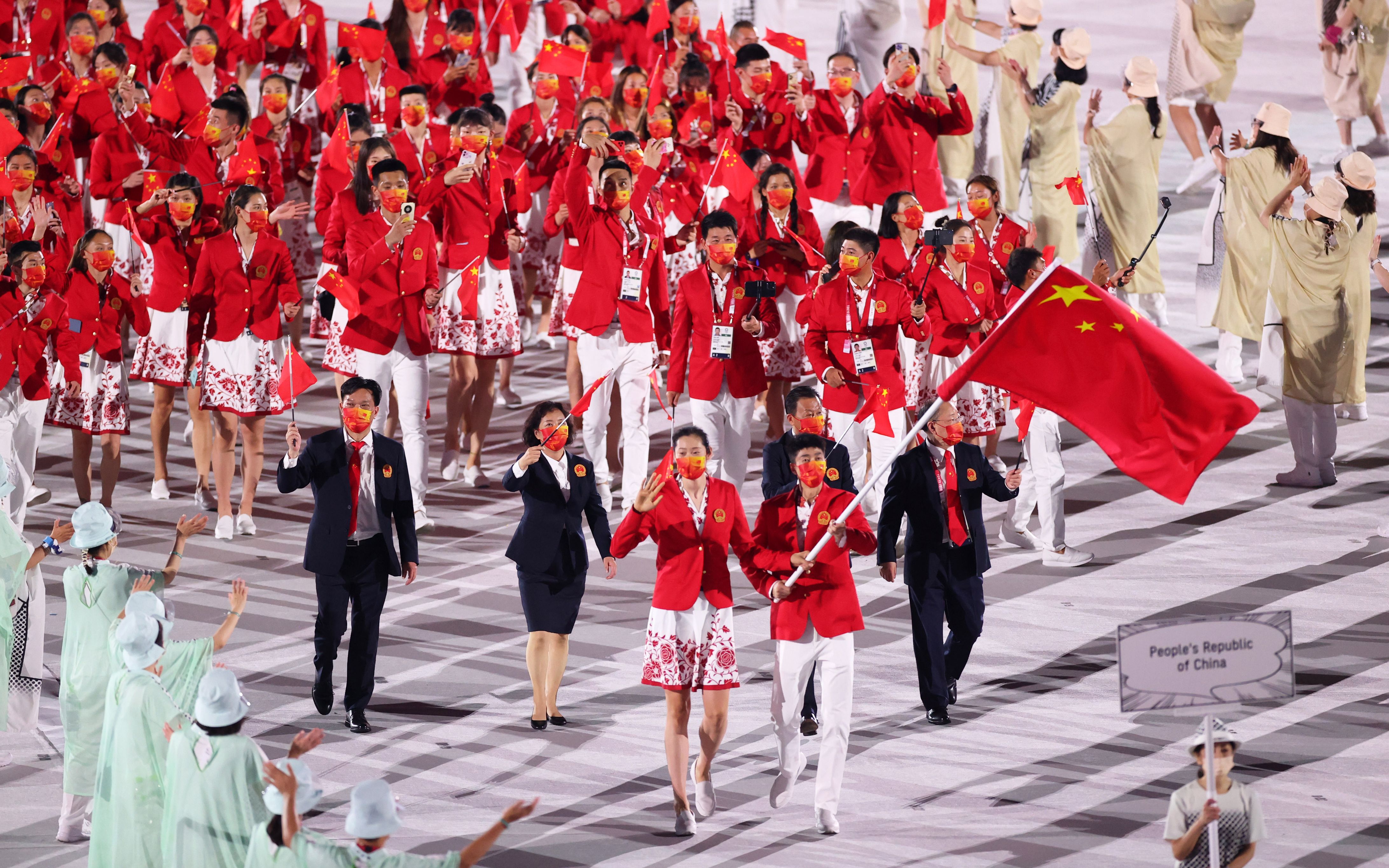 新闻8点见丨延期一年后东京奥运会开幕中国红亮相惊艳全场