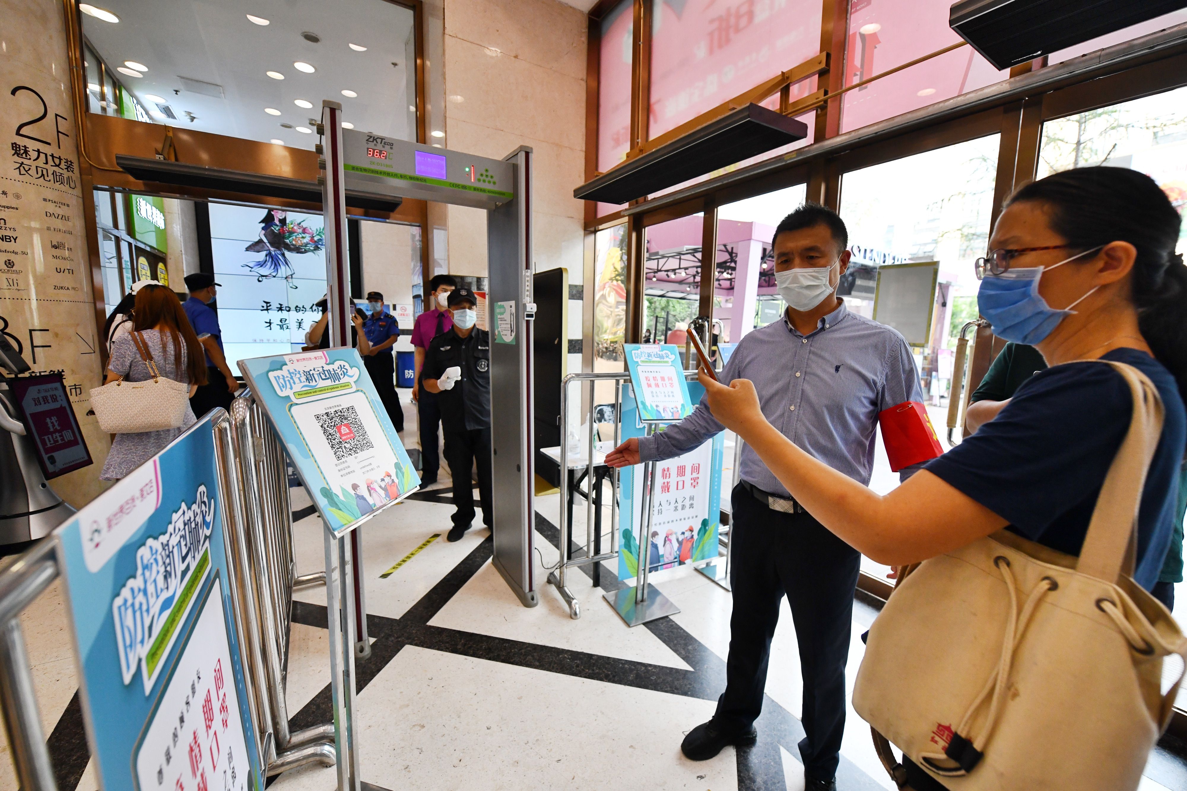 探访防疫酒店商场和园区如何防疫记者实地探访