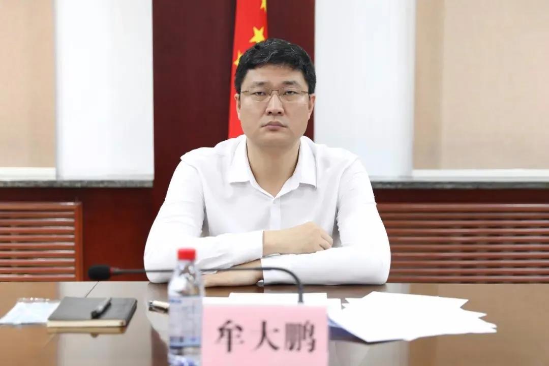 据官方简历, 牟大鹏生于1978年2月,吉林大学工商管理专业学士,产业