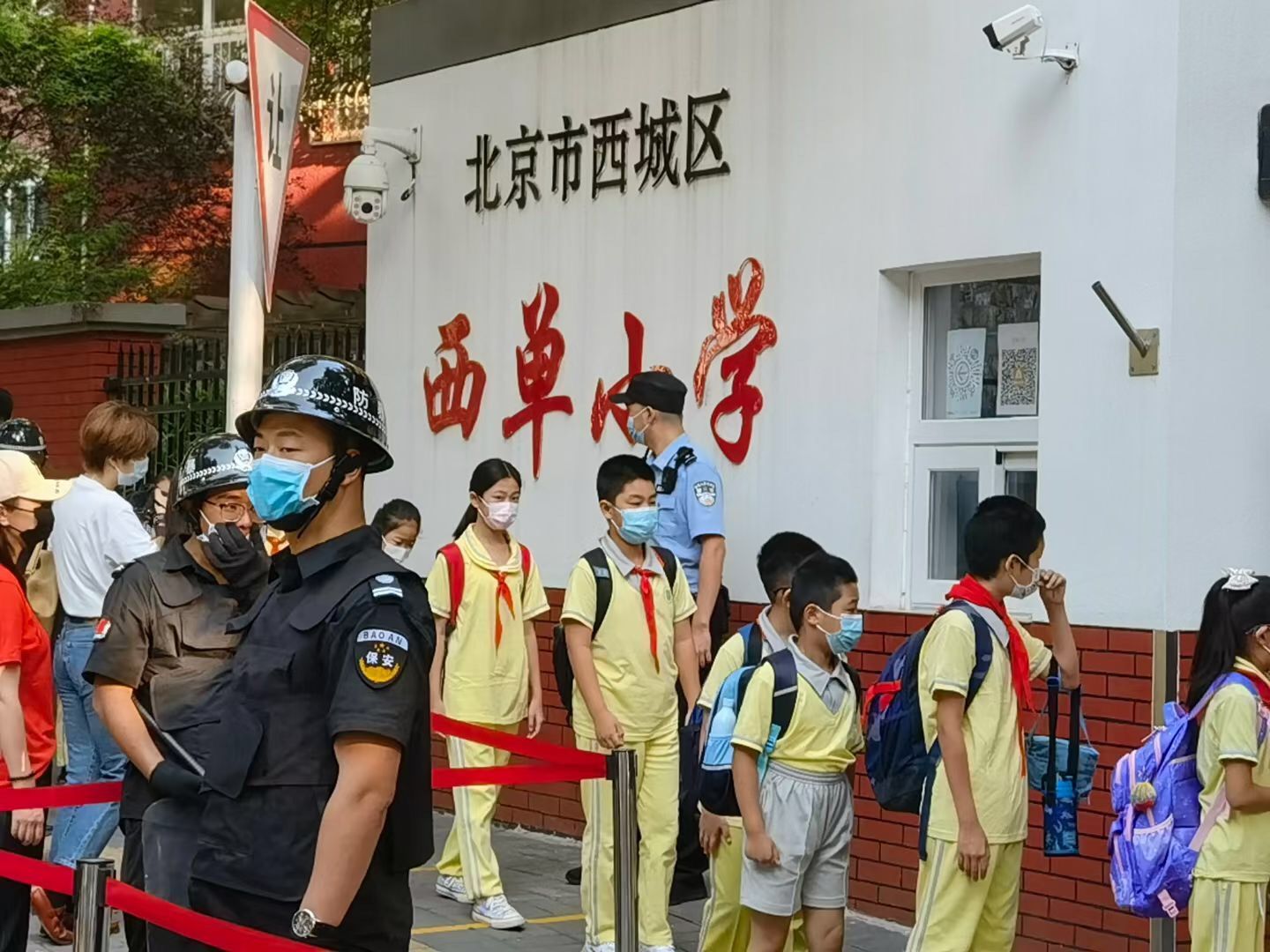 9月1日一早,民警来到西单小学门口执勤,确保学生们顺利安全进入学校.