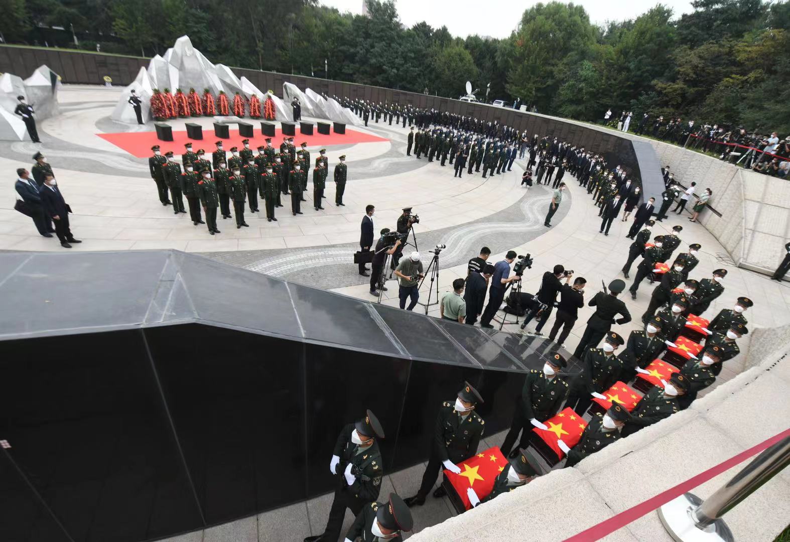 礼兵们抬起志愿军烈士棺椁,绕广场半周,缓缓走向安葬地宫