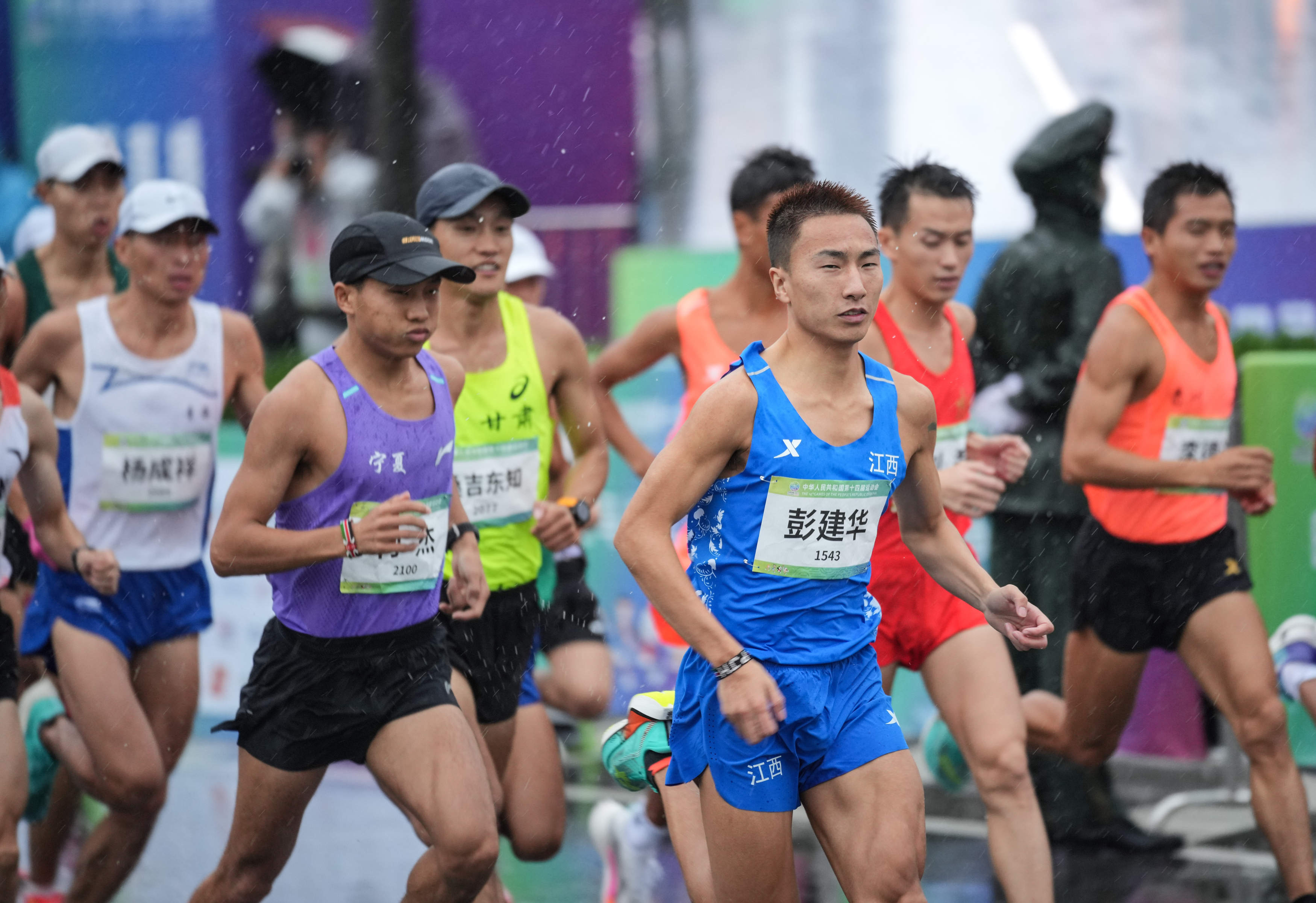 全运会马拉松雨中激战,仁青东知布,张德顺分获男女冠军