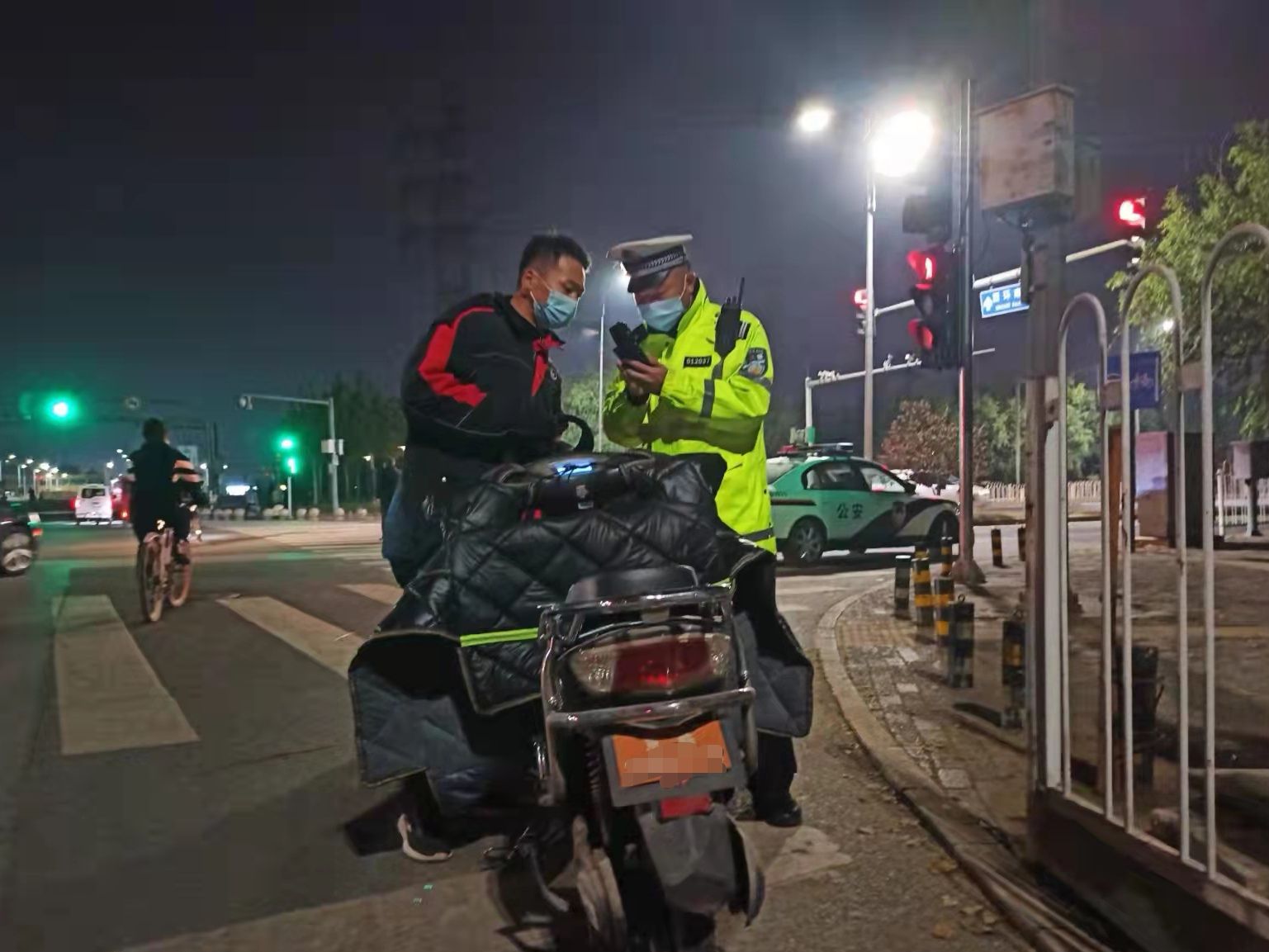 查至凌晨值守劝阻北京交警两日查处六千余起电动车违法行为