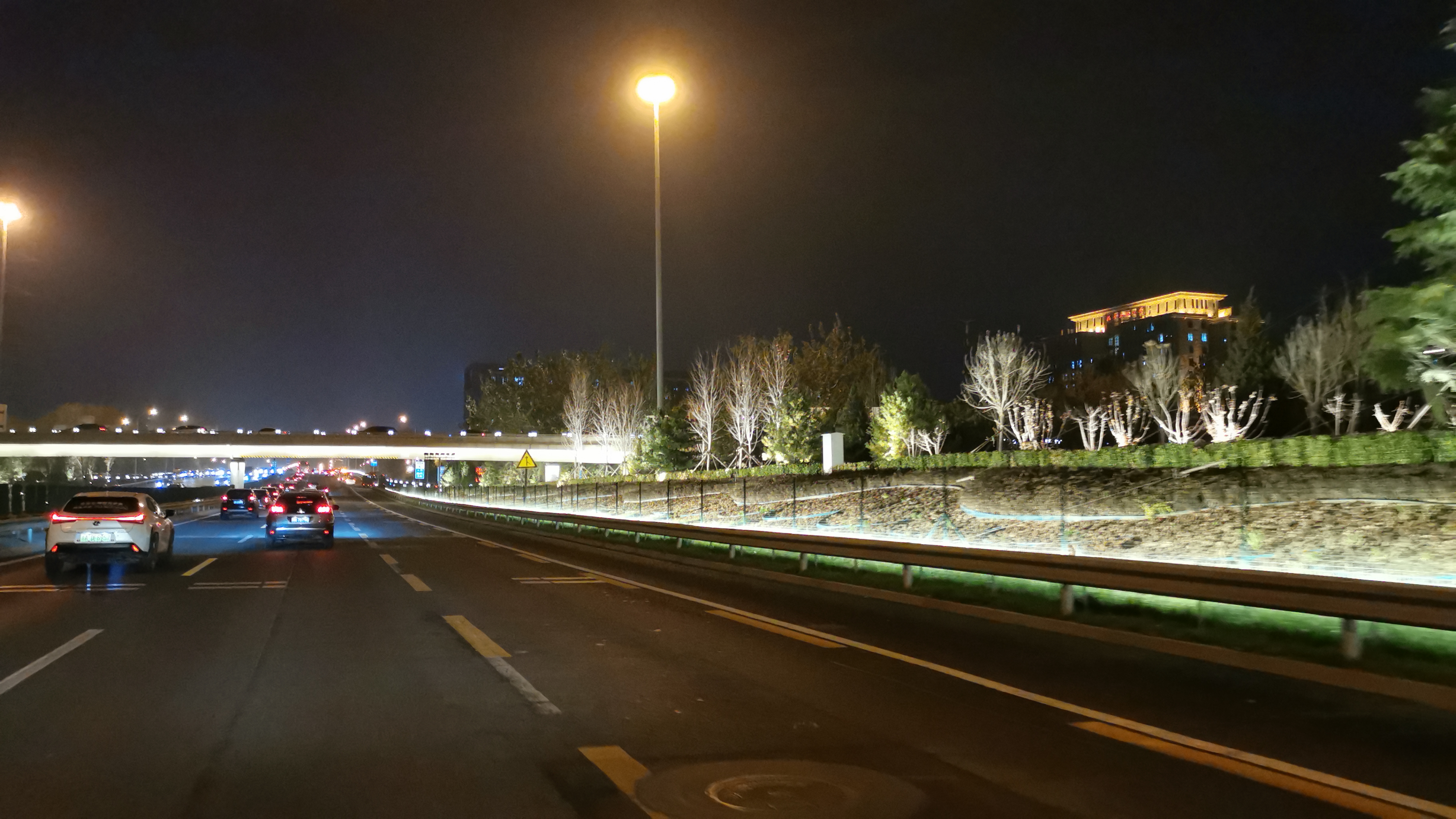 首页>北京>石景山阜石路夜景照明全线开启,5.