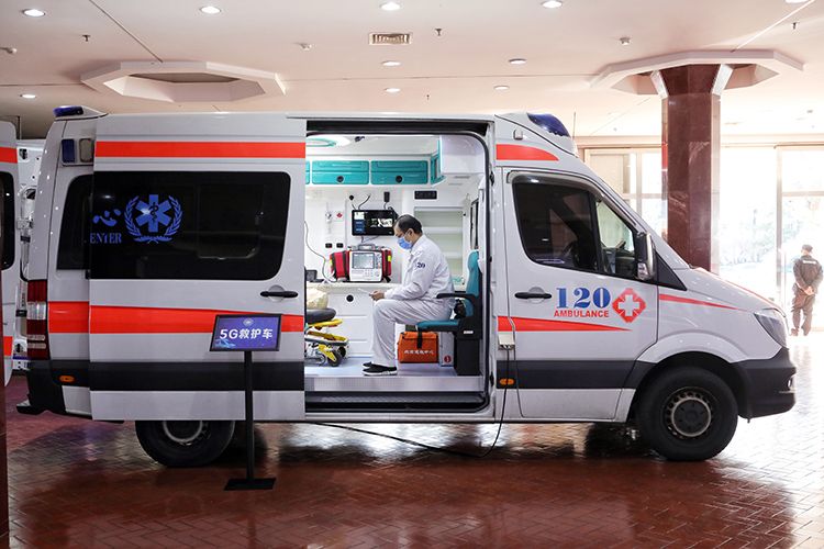 首都卫生发展科研专项启动会在北京急救中心举行,现场展示了5g救护车