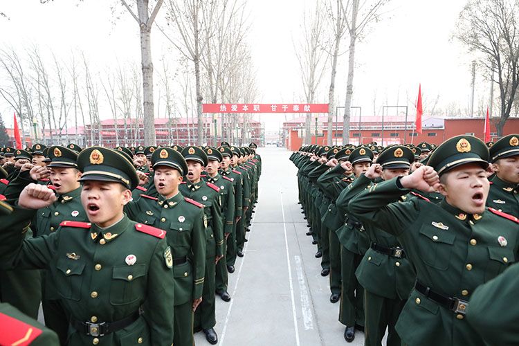 北京武警新兵完成成人礼300余名新兵被授予列兵军衔