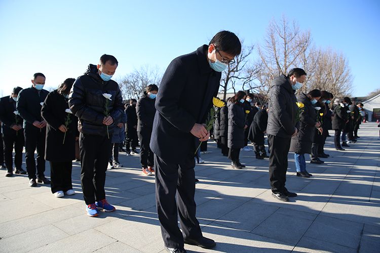 默哀缅怀南京大屠杀死难同胞抗战馆举行国家公祭日悼念活动